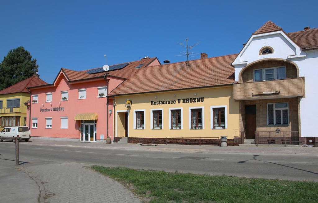 Penzion A Restaurace U Hroznu Velke Bilovice ภายนอก รูปภาพ