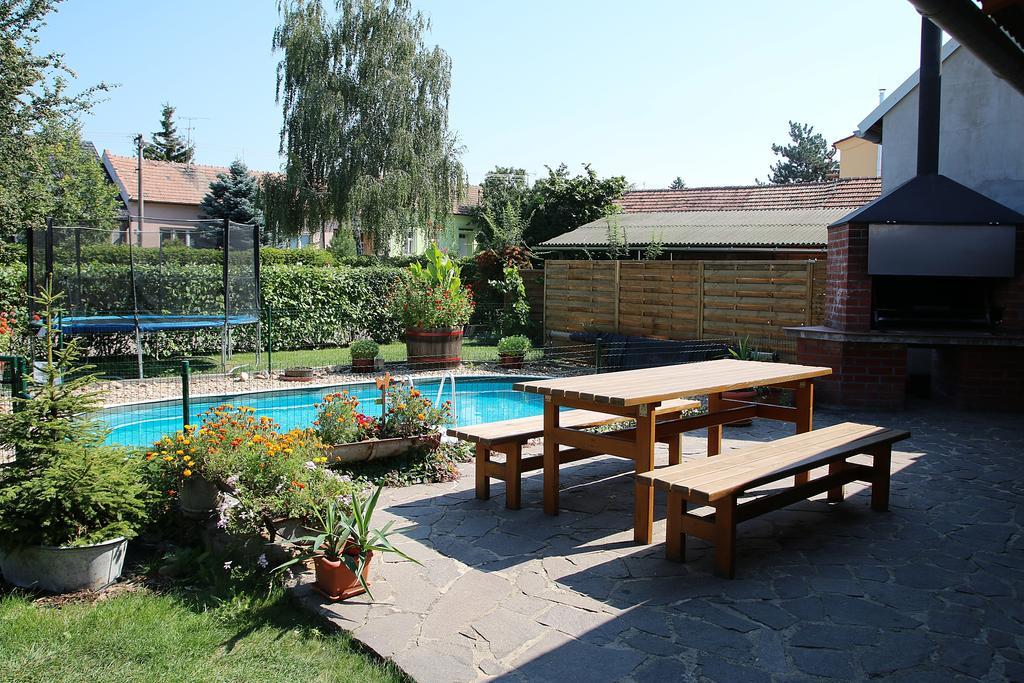 Penzion A Restaurace U Hroznu Velke Bilovice ภายนอก รูปภาพ