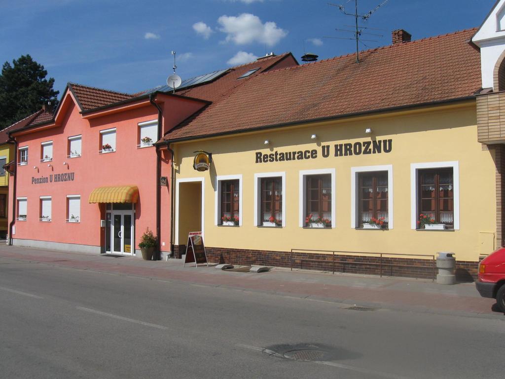 Penzion A Restaurace U Hroznu Velke Bilovice ภายนอก รูปภาพ