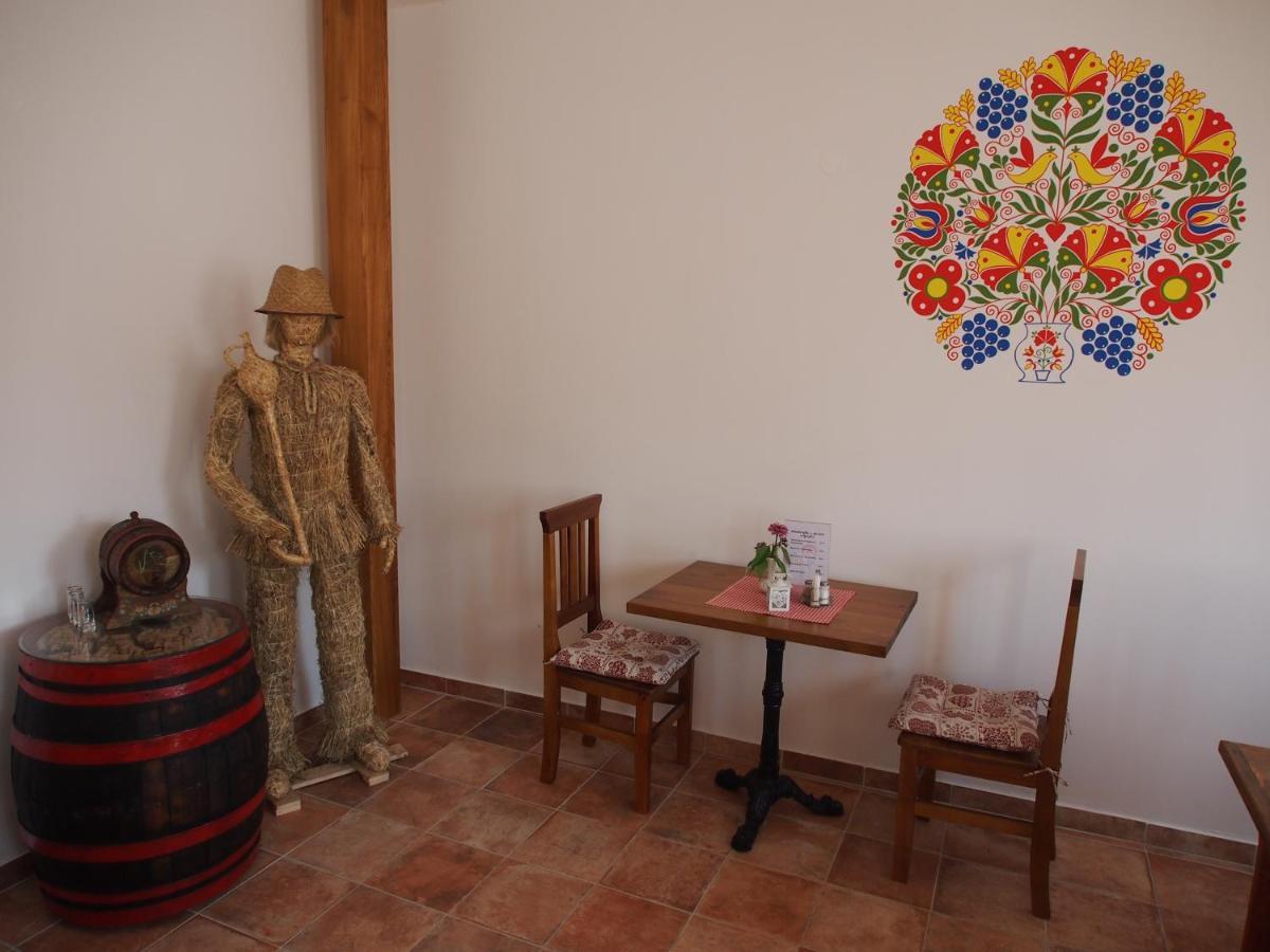 Penzion A Restaurace U Hroznu Velke Bilovice ภายนอก รูปภาพ