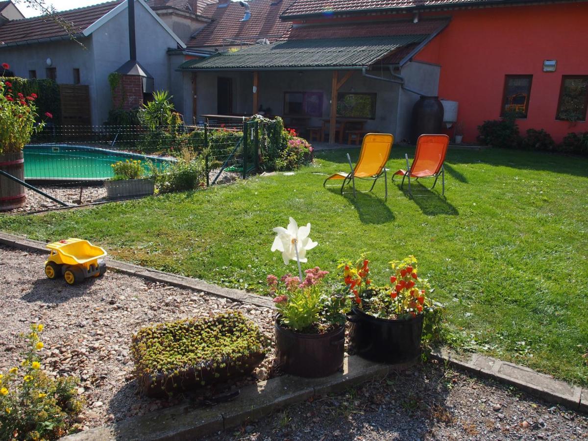 Penzion A Restaurace U Hroznu Velke Bilovice ภายนอก รูปภาพ