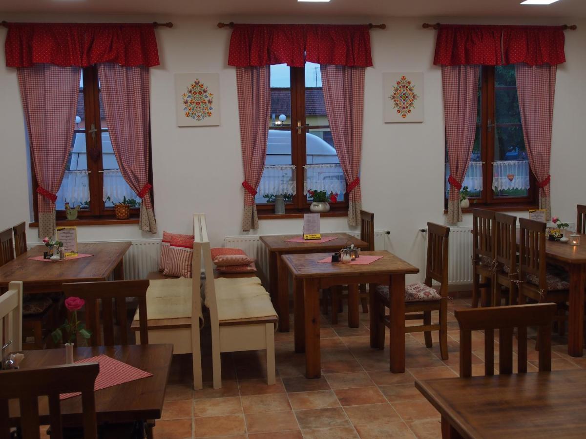 Penzion A Restaurace U Hroznu Velke Bilovice ภายนอก รูปภาพ