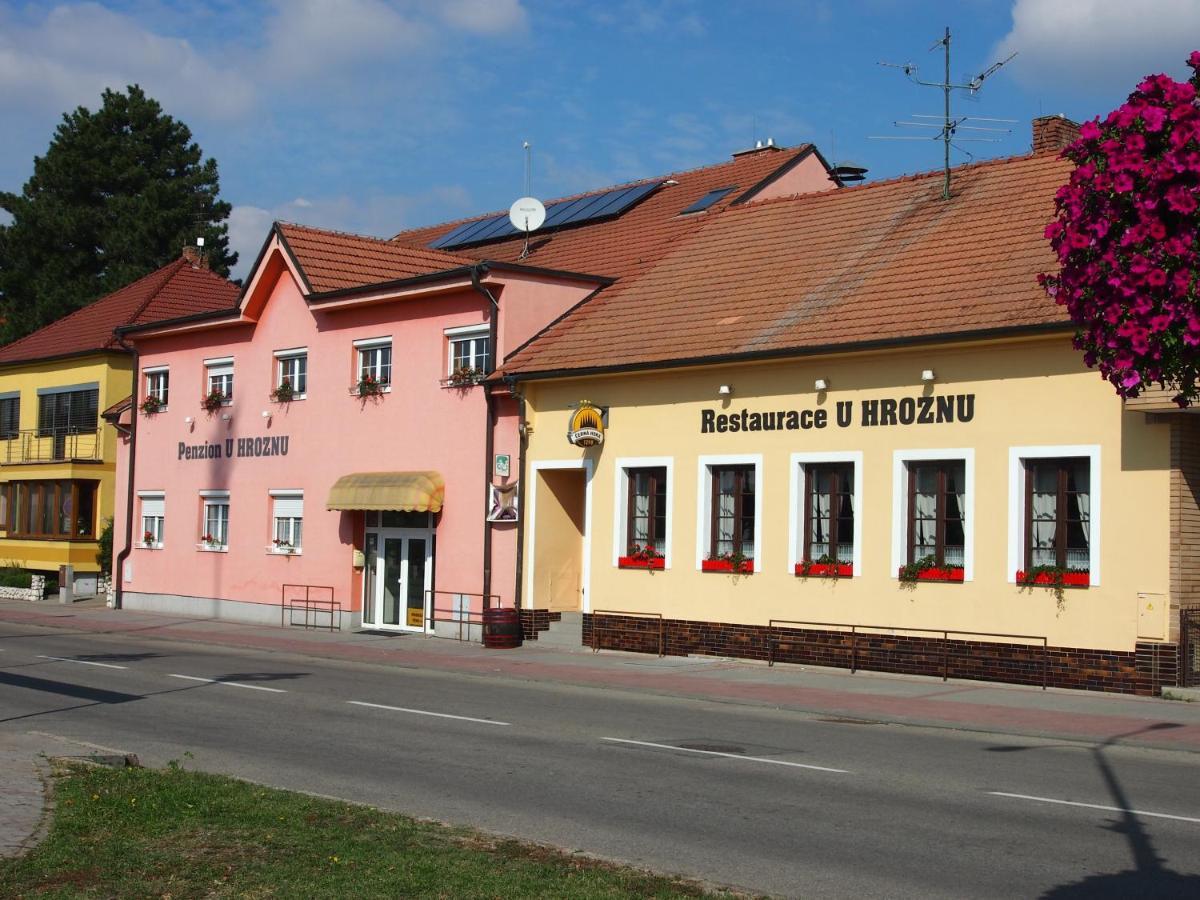 Penzion A Restaurace U Hroznu Velke Bilovice ภายนอก รูปภาพ